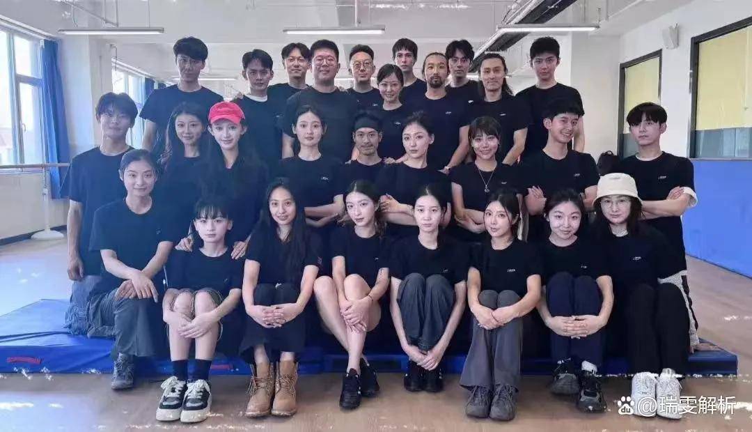 女明星演技培训班结课高海宁晒毕业证书还有锦超赵奕欢素颜合照